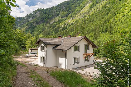 Ansicht von der Zufahrtsstraße auf das Haus