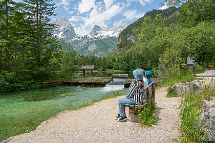 Menschen genießen den Schiederweiher
